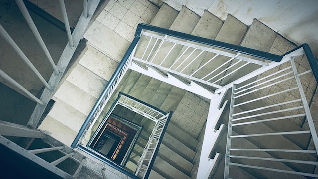 מדרגות בבית זמני. בית הכרם, ירושלים